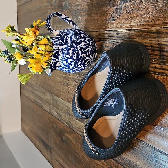 Nautica Women's Slip On Vegan Leather Woven Flats. - Picture 5 of 7